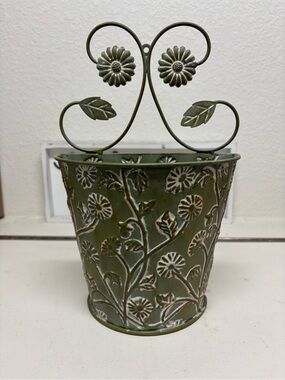 Green Floral Galvanized Metal Wall Pocket Planter